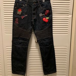 Dark blue jeans with logo patches 👖